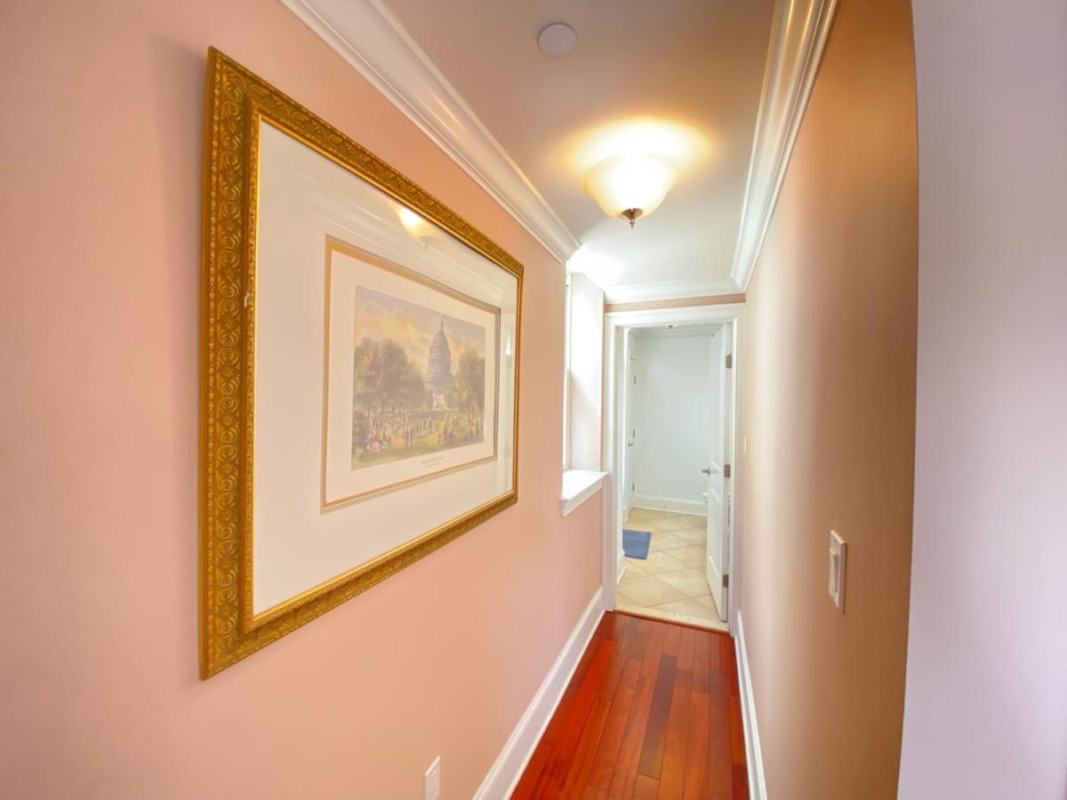 Classy Victorian Brownstone Subway Shopping วอชิงตัน ภายนอก รูปภาพ
