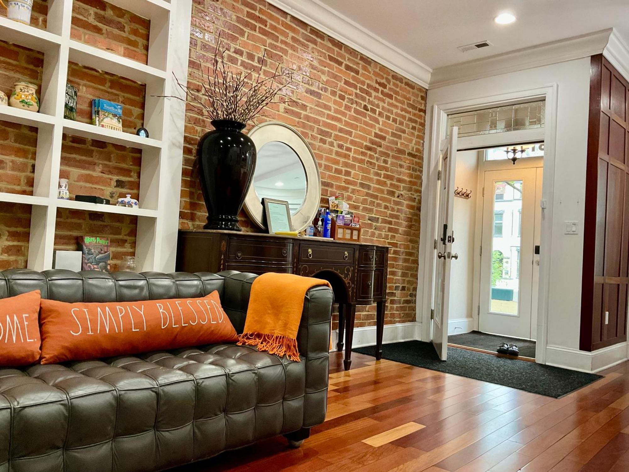 Classy Victorian Brownstone Subway Shopping วอชิงตัน ภายนอก รูปภาพ